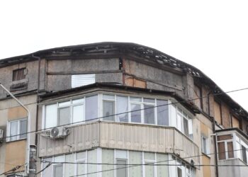 FOTO: Primăria Iași începe demolarea mansardelor neautorizate. Prima intervenție, în zona Podului Metalurgiei