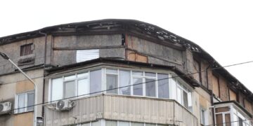 FOTO: Primăria Iași începe demolarea mansardelor neautorizate. Prima intervenție, în zona Podului Metalurgiei