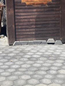 Ieșenii reclamă calitatea lucrărilor din Piața Voievozilor: „Lucrare făcută în bătaie de joc. Cetățenii din Alexandru cel Bun merită mai mult”
