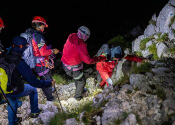 Trei turiști polonezi, salvați după o noapte de coșmar în Piatra Craiului. Au plecat pe creastă fără lanterne și cu echipament impropriu