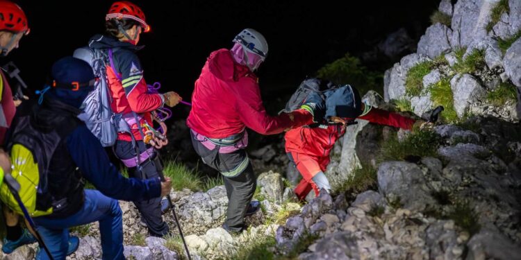 Trei turiști polonezi, salvați după o noapte de coșmar în Piatra Craiului. Au plecat pe creastă fără lanterne și cu echipament impropriu