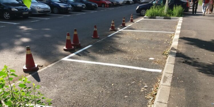 Locuri de parcare mai ieftine pentru ieșenii care locuiesc în zonă. Primăria propune un tarif de 150 de lei pe lună
