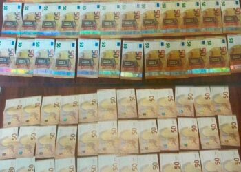 Bani falși de 13.100 de euro, puși în circulație prin cumpărarea unor mașini. Percheziții în Iași și alte patru județe