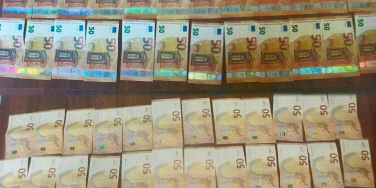 Bani falși de 13.100 de euro, puși în circulație prin cumpărarea unor mașini. Percheziții în Iași și alte patru județe