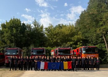 Al doilea schimb al pompierilor români dislocați în Franța pentru stingerea incendiilor de pădure s-a întors în țară