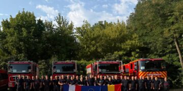 Al doilea schimb al pompierilor români dislocați în Franța pentru stingerea incendiilor de pădure s-a întors în țară