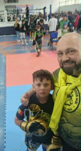 Talent la doar 9 ani! Edy a intrat în sala de kickboxing în urmă cu mai puțin de un an și deja are 6 meciuri, medalii și cupe