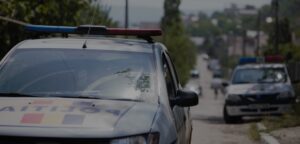 Tânăr de 23 de ani, arestat după un scandal la Hărmănești. Ar fi folosit spray lacrimogen și apoi și-ar fi agresat victima