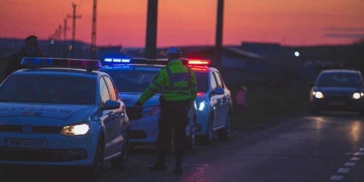 Șofer băut, prins în Șcheia după ce a lovit o mașină de poliție în Neamț și a fugit