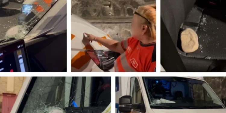 Ambulanță atacată cu bâte, topoare și pietre în Cluj. Șoferul a ajuns pe masa de operație