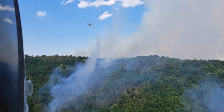 România continuă misiunea în Serbia: Black Hawk 277 a lansat 110 tone de apă în trei zile