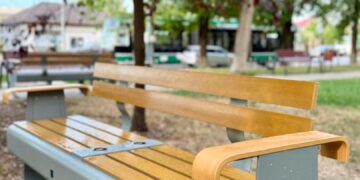 Holboca își modernizează mobilierul stradal cu bani europeni. Stații inteligente și bănci dotate cu Wi-Fi și încărcare wireless