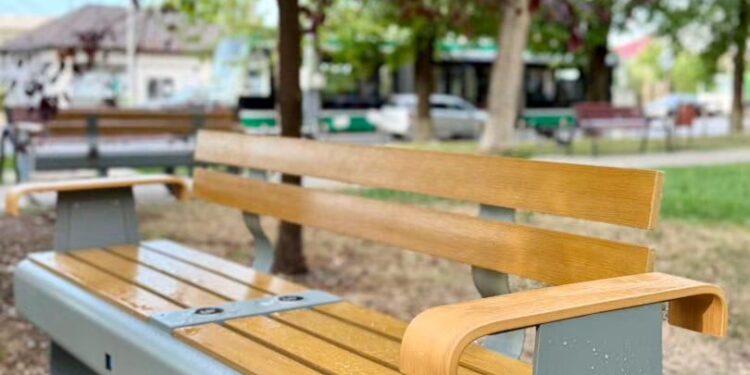 Holboca își modernizează mobilierul stradal cu bani europeni. Stații inteligente și bănci dotate cu Wi-Fi și încărcare wireless