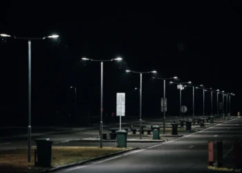 O comună din România stinge iluminatul public din lipsă de bani. Localnicii se tem de urșii care coboară în sat