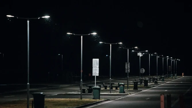 O comună din România stinge iluminatul public din lipsă de bani. Localnicii se tem de urșii care coboară în sat
