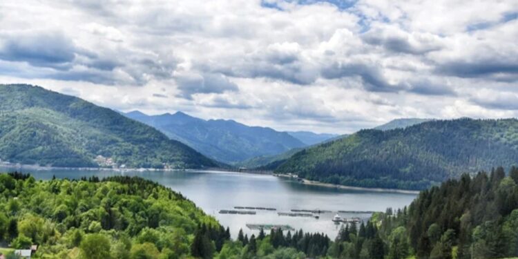 Un bărbat dispărut în luna iunie, găsit mort în Lacul Izvorul Muntelui, după două luni de căutări