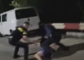 Bacău | Polițiști agresați în timpul unei intervenții la un bar din Faraoani. Sindicatul Europol cere dotarea agenților cu dispozitive cu electroșocuri