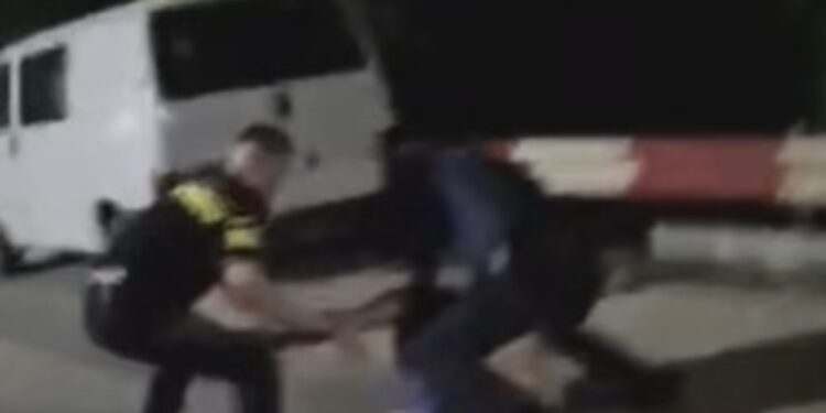 Bacău | Polițiști agresați în timpul unei intervenții la un bar din Faraoani. Sindicatul Europol cere dotarea agenților cu dispozitive cu electroșocuri