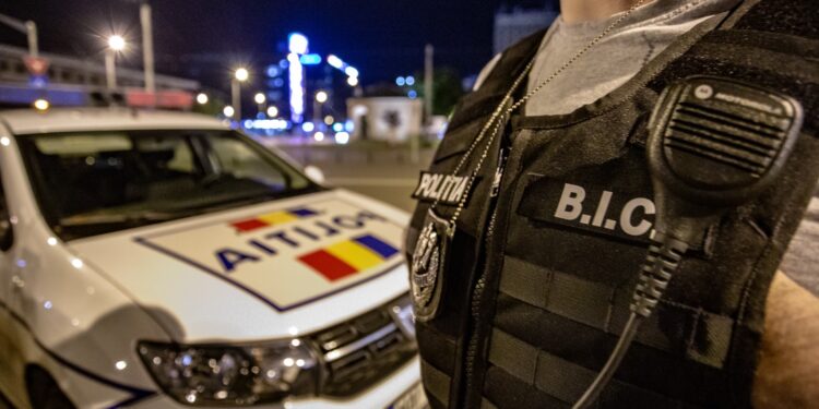 Bătrână de 84 de ani, atacată în plină zi în cartierul Mircea cel Bătrân. Hoțul i-a smuls lanțul de la gât chiar în scara blocului