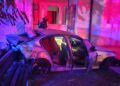 Două mașini s-au ciocnit violent în Piatra-Neamț. Una a ajuns în scara unui bloc