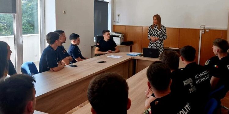 Viitorii polițiști din Iași, instruiți în domeniul anticorupției. DGA le-a prezentat riscurile și regulile de integritate