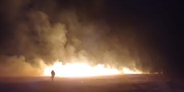 Incendiu pe 10 hectare de vegetație uscată în apropiere de Războieni. Flăcările s-au apropiat de o fermă avicolă