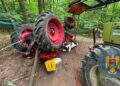 Intervenție dificilă în pădure, la Todirești. Un bărbat a rămas prins sub tractor, iar salvatorii l-au cărat 500 de metri până la ambulanță