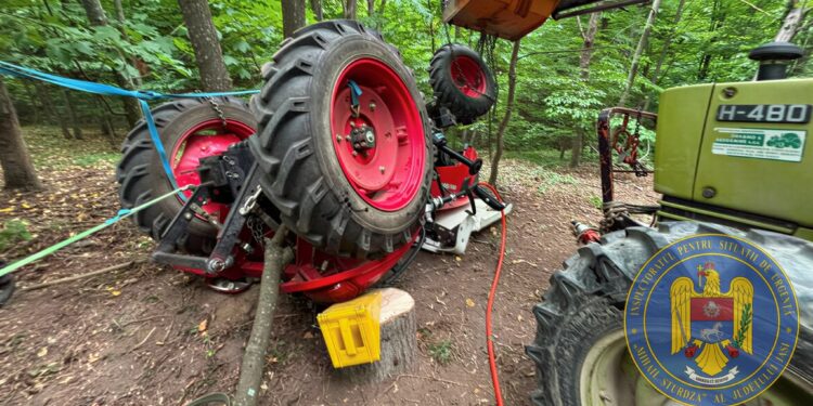 Intervenție dificilă în pădure, la Todirești. Un bărbat a rămas prins sub tractor, iar salvatorii l-au cărat 500 de metri până la ambulanță