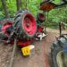 Intervenție dificilă în pădure, la Todirești. Un bărbat a rămas prins sub tractor, iar salvatorii l-au cărat 500 de metri până la ambulanță