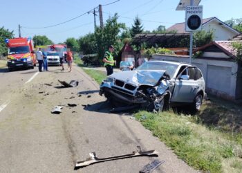 Accident grav în Neamț: tractor cu remorcă și autoturism, implicate într-o coliziune la Girov. O persoană este inconștientă