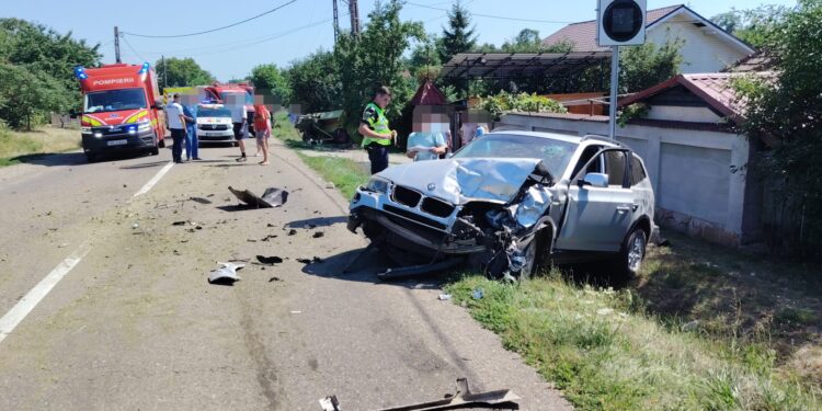 Accident grav în Neamț: tractor cu remorcă și autoturism, implicate într-o coliziune la Girov. O persoană este inconștientă