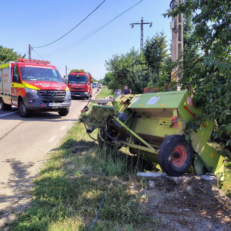 Accident grav în Neamț: tractor cu remorcă și autoturism, implicate într-o coliziune la Girov. O persoană este inconștientă
