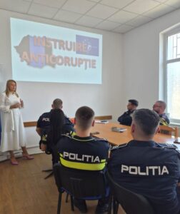 Polițiștii și medicii din Hârlău, instruiți de DGA în lupta împotriva corupției. Ce riscuri au fost discutate