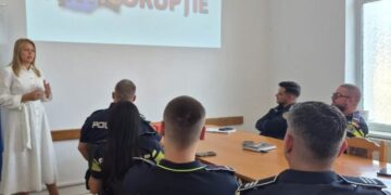 Polițiștii și medicii din Hârlău, instruiți de DGA în lupta împotriva corupției. Ce riscuri au fost discutate