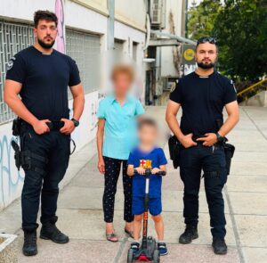 Clipe de panică pentru o bunică, pe străzile Iașului. Nepotul de 6 ani, găsit de jandarmi la câteva sute de metri distanță