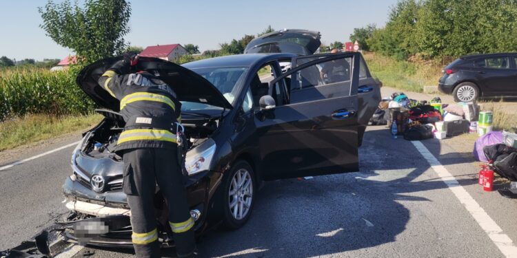 Accident cu doua mașini în Vlădeni. 4 persoane au fost evaluate de medici, dar au refuzat transportul la spital