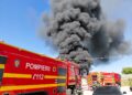 Incendiu la o hală de depozitare și prelucrare a deșeurilor și maselor plastice, în orașul Băicoi, județul Prahova