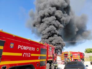 Incendiu la o hală de depozitare și prelucrare a deșeurilor și maselor plastice, în orașul Băicoi, județul Prahova