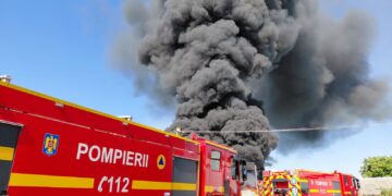 Incendiu la o hală de depozitare și prelucrare a deșeurilor și maselor plastice, în orașul Băicoi, județul Prahova