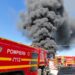 Incendiu la o hală de depozitare și prelucrare a deșeurilor și maselor plastice, în orașul Băicoi, județul Prahova