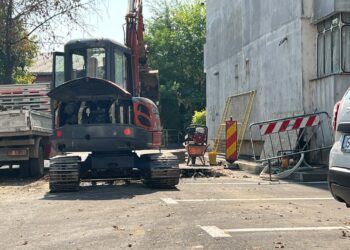 Tipic românesc: întâi asfaltăm, apoi săpăm! Parcarea nouă din Nicolina, spartă din nou