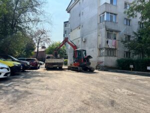Tipic românesc: întâi asfaltăm, apoi săpăm! Parcarea nouă din Nicolina, spartă din nou