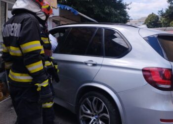 Neamț | O vânzătoare din Roman a fost rănită după ce o mașină a lovit magazinul în care lucra