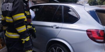 Neamț | O vânzătoare din Roman a fost rănită după ce o mașină a lovit magazinul în care lucra