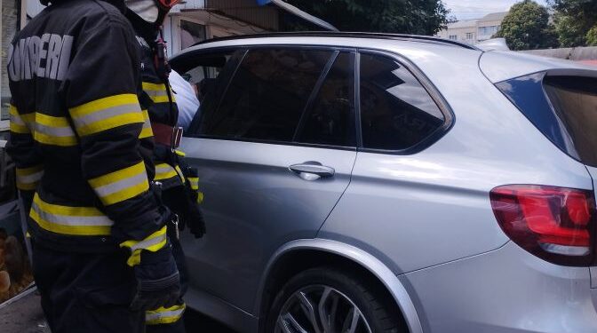 Neamț | O vânzătoare din Roman a fost rănită după ce o mașină a lovit magazinul în care lucra
