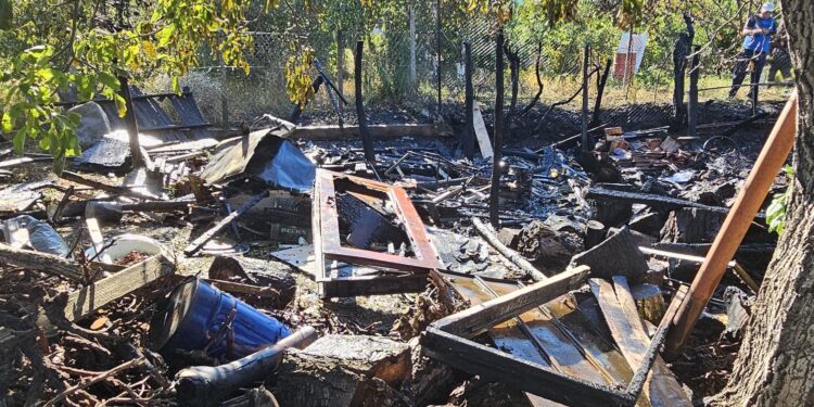 Două persoane au suferit arsuri într-un incendiu izbucnit la o anexă gospodărească din Costuleni
