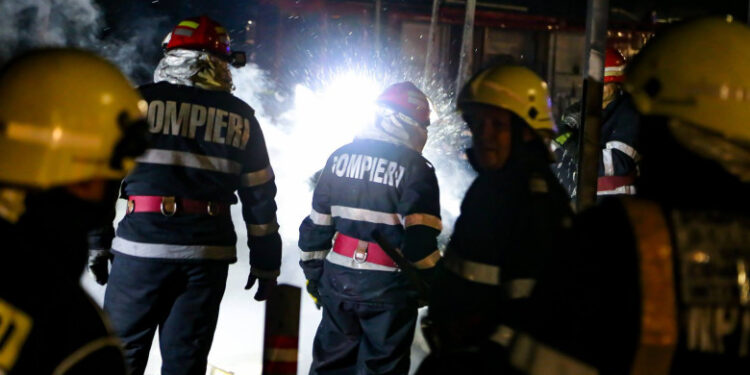Incendiu  la o gospodărie din comuna Popești. O persoană a suferit arsuri și a fost preluată de echipajul SMURD