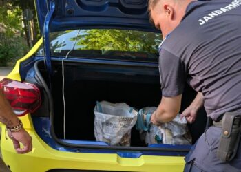 Taximetrist, prins în București în timp ce le livra materiale pirotehnice suporterilor. Jandarmii au găsit și patru butelii cu azot