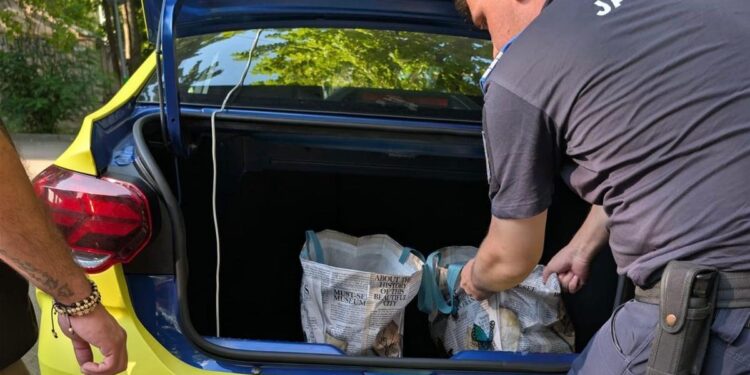 Taximetrist, prins în București în timp ce le livra materiale pirotehnice suporterilor. Jandarmii au găsit și patru butelii cu azot