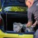 Taximetrist, prins în București în timp ce le livra materiale pirotehnice suporterilor. Jandarmii au găsit și patru butelii cu azot